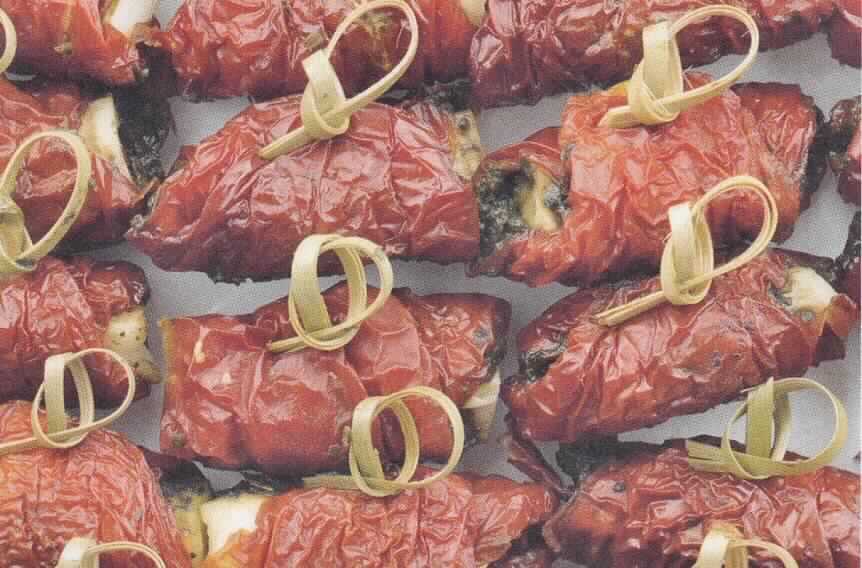 Tomaten, gefüllt mit Frischkäse.

Antragsangaben (als zutreffend unterstellt): Involtini Caprese - Tomaten & Mozzarella-Rouladen, gekühlt. Zur Zusammensetzung wurden vertrauliche Angaben gemacht. Verpackungseinheit: 1 kg Schale.

Ein Warenmuster wurde nicht vorgelegt.
Nach dem vorgelegten Foto liegen ausgehöhlte Tomaten mit Schale vor, die mit einer Frischkäsezubereitung gefüllt sind. 

Tomaten, anders als mit Essig oder Essigsäure zubereitet oder haltbar gemacht, ganz oder in Stücken, nicht geschält.