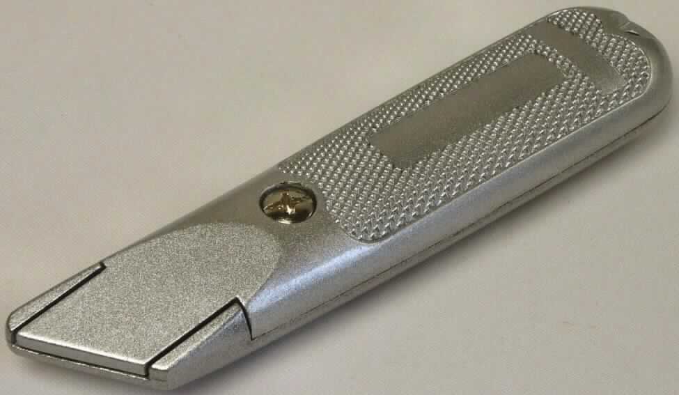 Sog. Teppichmesser/Universalmesser ohne Klinge;

- aus einem zweiteiligen, ca. 13,5 cm langen, silberfarbenen Griff aus Zink,
  der mittels einer Schraube aus unedlem Metall zusammengehalten wird

- erkennbar zur Aufnahme von auswechselbaren, schneidenden 
  Trapezklingen aus unedlem Metall bestimmt

Abbildung siehe Anlage.

Derartige Erzeugnisse gehören als "Griffe aus unedlen Metallen für Messer mit schneidender nicht feststehender Klinge aus unedlem Metall" zum TARIC-Code 8211 9500 00.