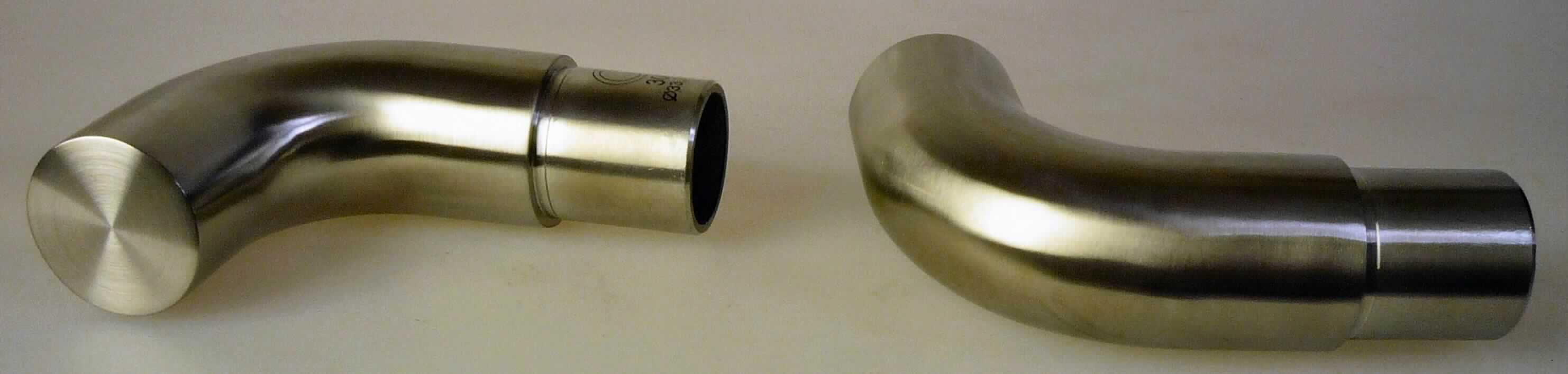 Rohrverschlussstück (Endbogen)

Bei der Ware handelt es sich um ein metallisches Hohlerzeugnis, ein Verschlussstück, in Form eines 90° - Bogens mit kreisrundem Querschnitt und einem Außendurchmesser von ca. 33,7 mm. Der Außendurchmesser des offenen Schenkels ist auf wenige Millimeter verjüngt, während der andere Schenkel verschlossen ist. Nach den Angaben besteht das Erzeugnis aus nicht rostendem Stahl mit der Werkstoffbezeichnung AISI 304. Die Ware wird als Endstück für einen Handlauf verwendet, die offene Seite wird dazu in den Handlauf gesteckt und verklebt.

Die Ware ist nach ihrer Beschaffenheit als anderes Rohrverschlussstück aus nicht rostendem Stahl in den TARIC Code 7307 2980 90 einzureihen.