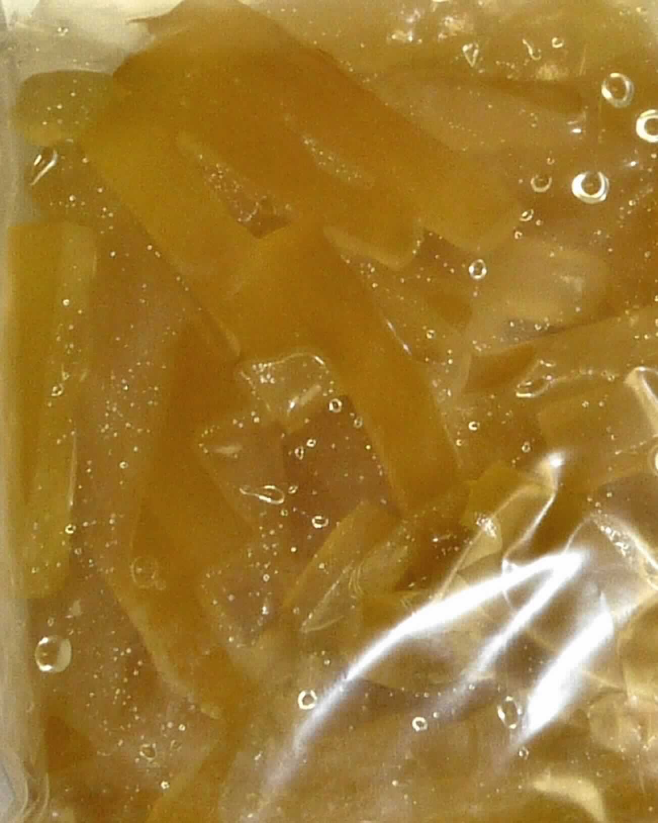 Ingwer in Zuckersirup.

Antragsangaben (als zutreffend unterstellt): Ingwerstücke (Würfel oder Stäbchen), eingelegt in eine Zuckerlösung. Brixwert: 68-75. Herstellung: Vorbehandelter Ingwer wird geschnitten. Anschließend wird der Ingwer mit Zuckersirup durchtränkt, indem er in heiße Zuckersirupe mit steigender Zuckerkonzentration eingelegt wird. Nach dem Durchtränken lässt man den überschüssigen Sirup abtropfen. Abschließend wird der Ingwer mit Zuckersirup versetzt und in Fässern abgefüllt. Inhalt: 25, 100 oder 250 kg

Beschaffenheit des vorgelegten Warenmusters: gelbe, in Stäbchenform vorliegende Ingwerstücke (Abmessungen: ca. 5 x 1 x 0,7 cm), in wenig Sirup. Geschmack: süß, mäßig scharf, nach Ingwer.
Zusatz von Alkohol (gemäß Angaben): nicht enthalten. 
Zuckergehalt i. S. der ZAnm 2 a), 1. Anstrich zu Kap 20 (gemäß Angabe): mehr als 9 GHT. 
Zugesetzter Zucker i. S. der ZAnm 3, 2. Anstrich zu Kap 20: enthalten.

Früchte, Nüsse und andere genießbare Pflanzenteile, in anderer Weise zubereitet oder haltbar gemacht, auch mit Zusatz von Zucker, anderen Süßmitteln oder Alkohol, anderweit weder genannt noch inbegriffen, andere, andere, ohne Zusatz von Alkohol, mit Zusatz von Zucker, in unmittelbaren Umschließungen mit einem Gewicht des Inhalts von mehr als 1 kg, Ingwer.