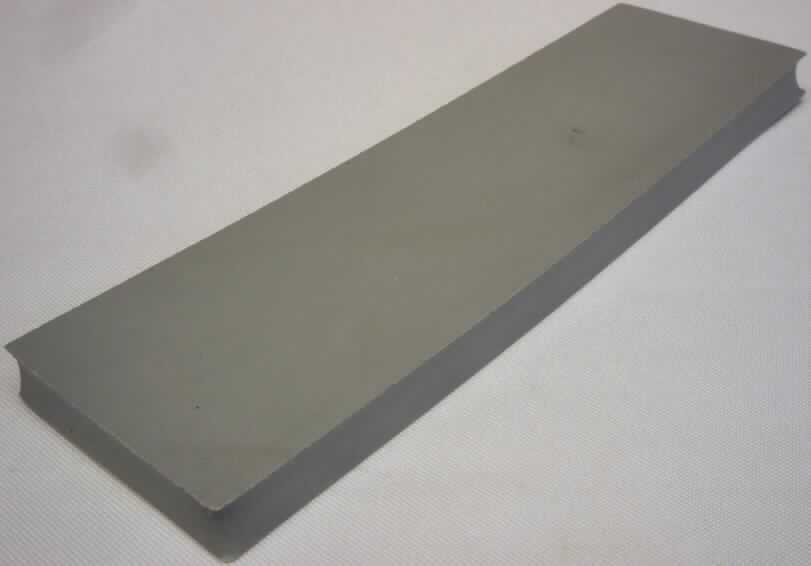 Angaben des Antragstellers:
Schlägergummi in rechteckiger Form (14 x 4 cm)

Untersuchungsergebnis an einem Warenmuster:
Grauer, rechteckiger Block aus einem Vollkautschuk (14 x 4 x 0,8 cm).

Befund:
Platte aus Vollkautschuk der Position 4008