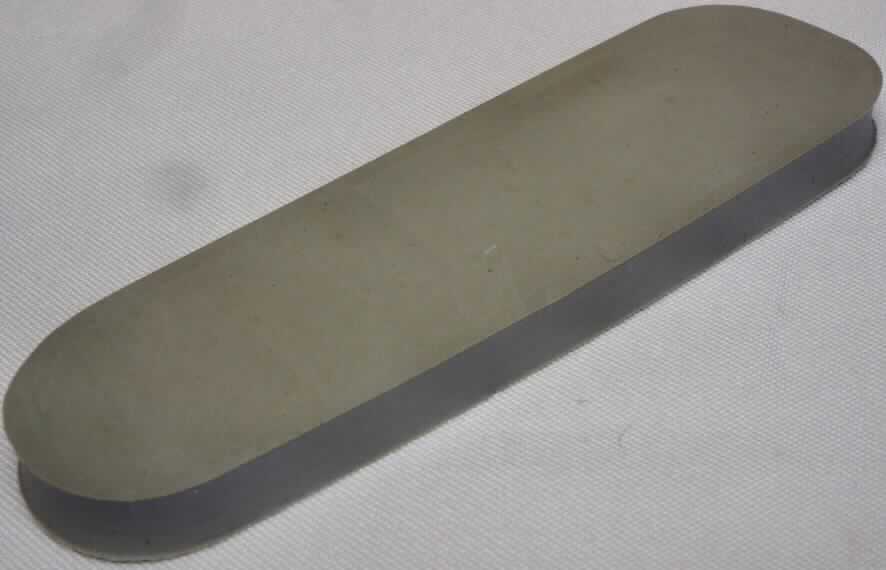 Das konisch zulaufende, an beiden Seiten abgerundete Schlägergummi aus Zellkautschuk (Angabe des Antragstellers) ist ca. 90 mm lang und zwischen 22 und 26 mm breit. Es ist erkennbar für Minigolfschläger gestaltet und wird an den Schlägerkopf eines Minigolfschlägers geklebt. Ein Spielen ohne die Gummiauflage ist nicht möglich, so dass die Ware ein erkennbares Teil des Minigolfschlägers ist.

Sie wird als erkennbares Teil für Geräte und Ausrüstungsgegenstände für andere Sportarten, in diesem Kapitel anderweit weder genannt noch inbegriffen, in Form eines Teils eines Golfschlägers eingereiht.