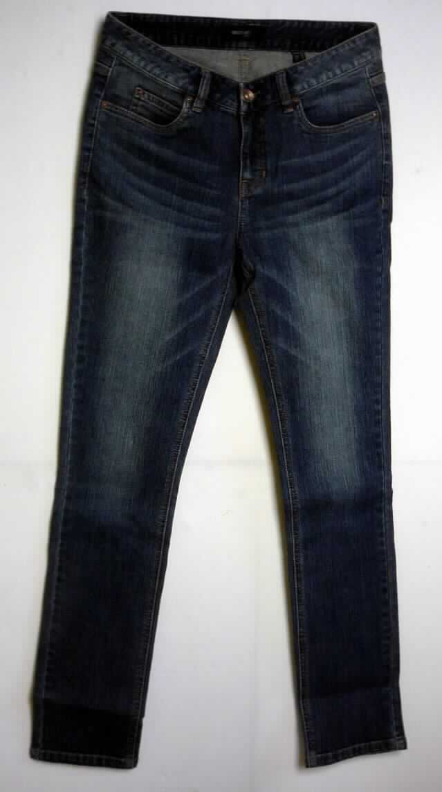 Lange Hose, sog. Hose, slim fit, Art. PJN 75456, Größe 38, Foto siehe Anlage,
- aus ca. 1 mm dicken, buntgewebten, köperbindigen Denimgeweben aus laut Antrag 98 % Baumwolle und
  2 % Elasthan (Elastomergarn; synthetische Chemiefasern),
- in der Taille abschließend, mit einem angesetzten Bund mit Gürtelschlaufen,
- vorn mit einer Öffnung mit Reißverschluss und Patte von links über rechts (Männerkleidung), die im Taillenbund 
  mit einem Knopf geschlossen wird,
- vorn mit drei eingesetzten Taschen und hinten mit zwei aufgesetzten Gesäßtaschen, 
- mit knöchellangen Hosenbeinen; an den Beinabschlüssen durch Umschlagen und Festnähen gesäumt,
- keine Arbeits- und Berufskleidung.

"Lange Hose, aus Geweben, für Männer, aus Baumwolle, keine Arbeits- und Berufskleidung, aus Denim"