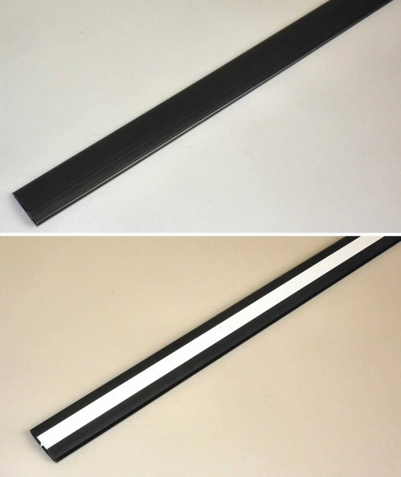 Angaben des Antragstellers:
Klemmleiste in schwarz, aus Kunststoff, mit einer Länge von ca. 100 cm / 125 cm und einer Breite von ca. 4 cm; selbstklebend, mit Schutzfolie; zum Befestigen des Lamellenvorhangs am Türrahmen.

Untersuchungsergebnis an einem Warenmuster:
Schwarzes, in der Mitte zusammenklappbares Kunststoffprofil aus Polyvinylchlorid mit Nut und Feder (Breite (zusammengeklappt): ca. 4,2 cm). Auf einer Innenseite befindet sich ein ca. 0,8 cm breiter Klebestreifen mit gelbem Schutzpapier und auf einer Außenseite ein ca. 1,5 cm breiter Klebestreifen aus Zellkunststoff mit weißem Schutzpapier (siehe Abbildung).

Befund:
Es liegt ein Kunststoffprofil im Sinne der Position 3916 vor.
