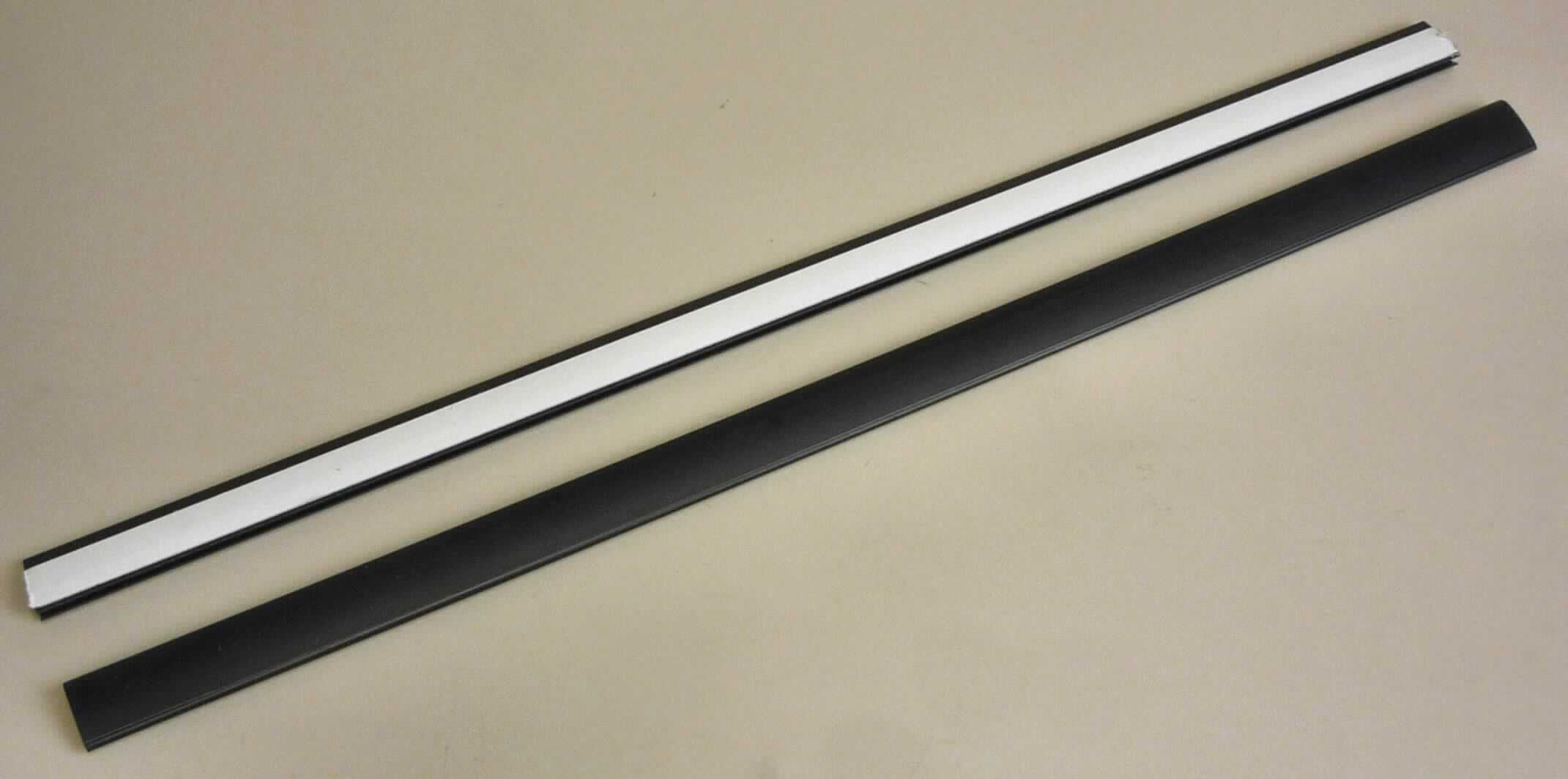 Angaben des Antragstellers:
Klemmleiste in schwarz, aus Kunststoff, mit einer Länge von ca. 50 cm / 42 cm und einer Breite von ca. 2,5 cm; selbstklebend, mit Schutzfolie; zum Befestigen des Lamellenvorhangs am Türrahmen.

Untersuchungsergebnis an Warenmustern:
Schwarze, in der Mitte zusammenklappbare Kunststoffprofile aus Polyvinylchlorid mit Nut und Feder (Breite (zusammengeklappt): ca. 2,2 cm). Auf einer Innenseite befindet sich ein ca. 0,8 cm breiter Klebestreifen mit gelbem Schutzpapier und auf einer Außenseite ein ca. 1,4 cm breiter Klebestreifen aus Zellkunststoff mit weißem Schutzpapier (siehe Abbildung).

Befund:
Es liegt ein Kunststoffprofil im Sinne der Position 3916 vor.