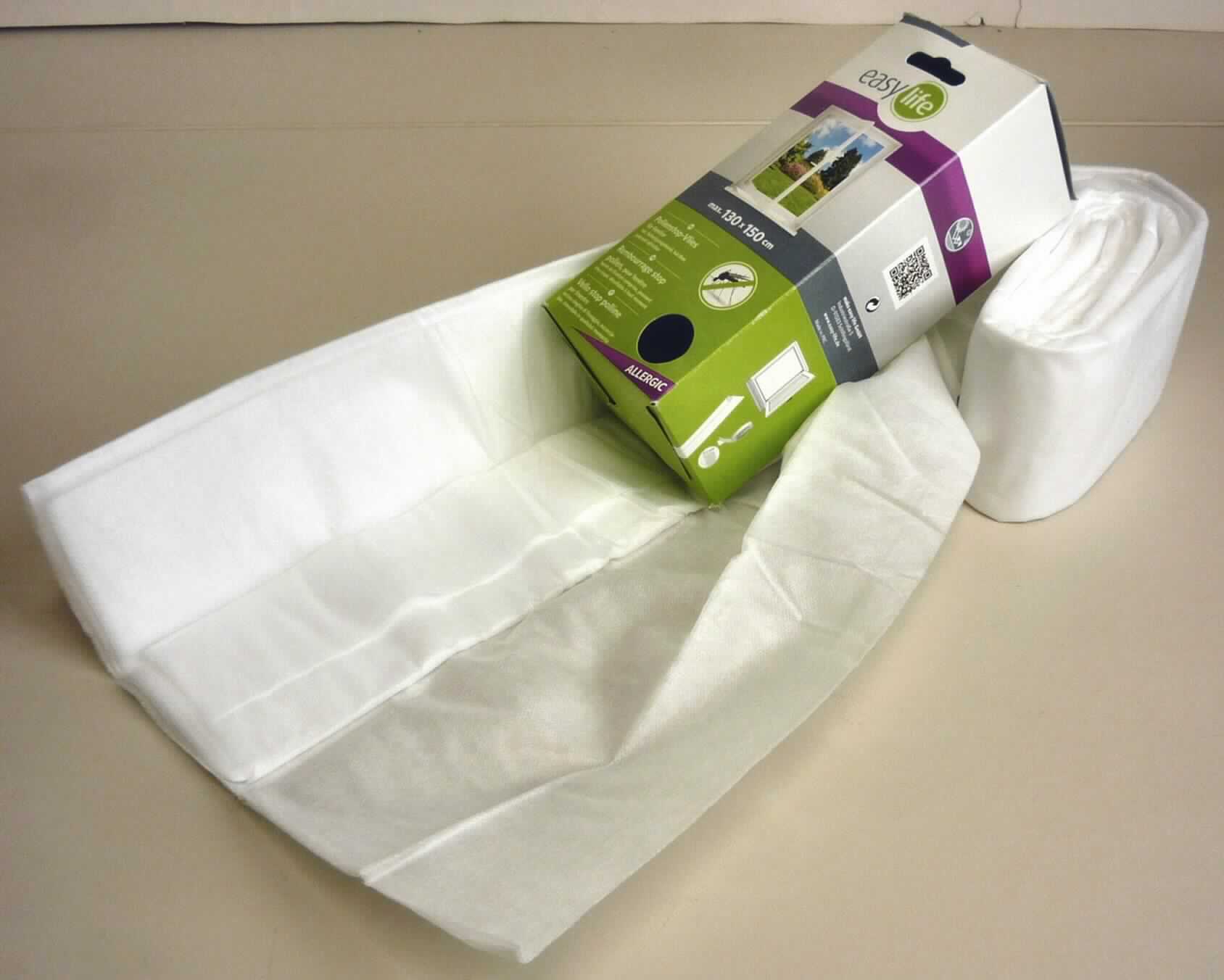 Vliesstoff, sog. Pollenstop in weiß, Foto siehe Anlage,
- zu drei Stück in einer bedruckten Pappschachtel verpackt,
- rechteckig zugeschnitten (nicht konfektioniert), mit den Abmessungen von 1,3 m x 1,5 m,
- laut Untersuchungsergebnis:
-- einlagiger Vliesstoff aus synthetischen Filamenten (kein Polyvinylalkohol),
-- punktuell thermisch verfestigt,
-- kein melt blown,
-- weder bestrichen noch überzogen,
-- mit einem Quadratmetergewicht von 23,4 g.

"Vliesstoff, aus synthetischen Filamenten, mit einem Quadratmetergewicht von weniger als 25 g, weder bestrichen 
 noch überzogen, anderer als in den Unterpositionen 5603 1190 10 bis 5603 1190 20 genannte"