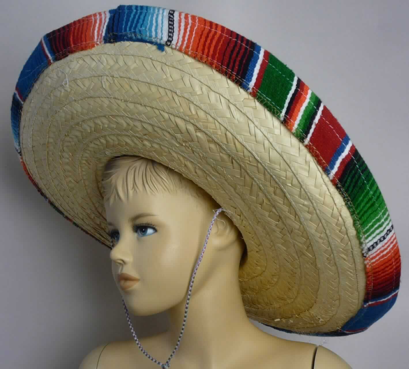 Strohhut, Sombrero, Art. 90085, Foto siehe Anlage,
- aus geflochtenen Streifen aus Stroh (lt. Antrag), der Kopfform angepasst hergestellt, 
- mit einer umlaufenden, ca. 16,5 cm breiten Krempe,
- außen sind zur Verzierung ein buntes Hutband und am äußeren Rand ein buntes Spinnstoffband angebracht.
- nach Materialbeschaffenheit (zum dauerhaften Gebrauch bestimmt) kein Festartikel der Position 9505.

"Hut, geflochten, aus Stroh"