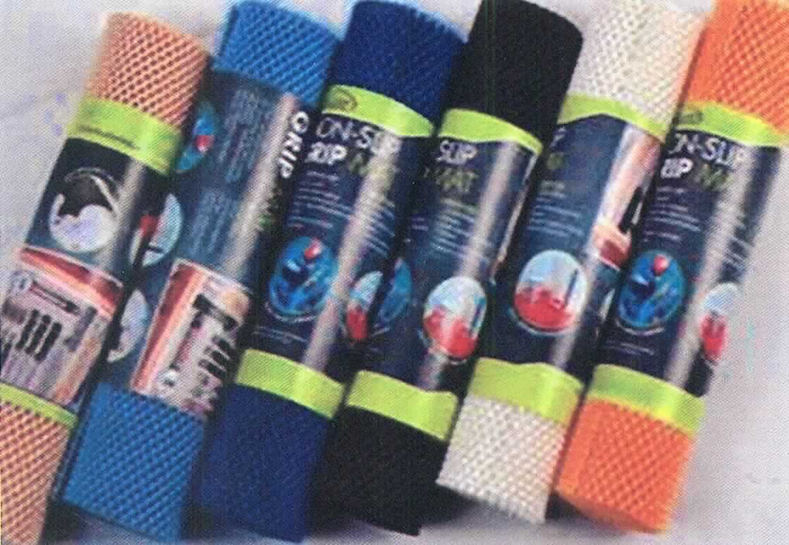 Angaben des Antragstellers:
Zuschneidbare Antirutschmatten aus PVC (Polyvinylchlorid) in unterschiedlichen Farben.
Größe: 30 x 150 cm; 50 x 150 cm

Untersuchungsergebnisse an einem Warenmuster:
Blaue, löchrige Schaumstoffmatte aus einem groben Kettengewirke, das vollständig mit Schaumstoff ummantelt ist (Abmessungen: ca. 50 x 150 cm).

Befund:
Bei der Matte handelt es sich um einen Bodenbelag im Sinne der Position 3918.