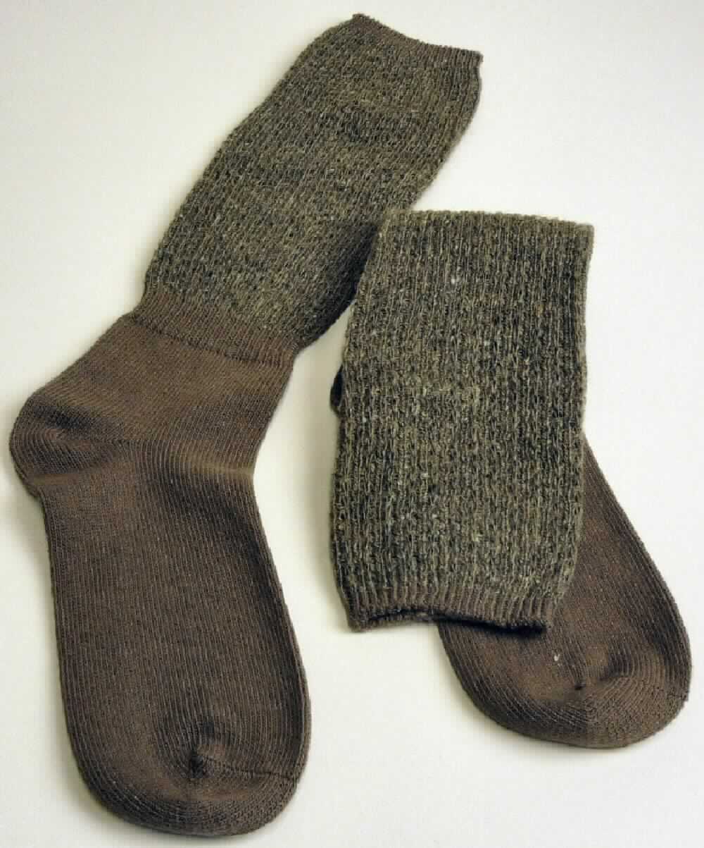 Kniestrümpfe, sog. Stulpensocken, Art. Nr. 497843 und Art. Nr. 406817, ab Größe 38, Foto siehe Anlage,
- aus bis zu ca. 2 mm dicken, teilweise buntgewirkten Gewirken (melierte Garne) aus laut Antrag 46 % Baumwolle, 
  46 % Polyacryl, 6 % Polyamid und 2 % Elasthan (alle drei synthetische Chemiefasern); mit einem Titer der 
  einfachen Garne von laut Antrag mehr als 67 dtex (somit kein Kniestrumpf für Frauen der Unterposition 6115 30),
- schlauchförmig gewirkt und an den Fußspitzen durch Zusammennähen konfektioniert,
- mit ausgearbeiteter Ferse,
- die Wade bedeckend, bis zum Knie reichend,
- mit einem Fußmaß (gemessen von der Spitze bis zum Fersenscheitelpunkt) von etwa 21 cm,  
- am oberen Rand mit einem etwa 1 cm breiten, elastischen Abschluss.

"Kniestrümpfe aus Gewirken, andere als in den Unterpositionen 6115 10 und 6115 30 genannte,
 aus synthetischen Chemiefasern"