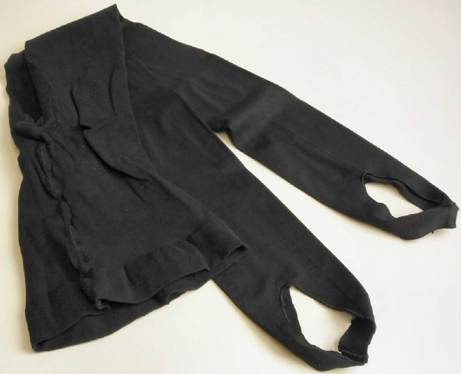 Strumpfhose ohne Fußteil, sog. Steghose Christin, Art. 90 32 83, Größe 38-40 , Foto siehe Anlage,
- aus ca. 0,8 mm dicken, einfarbigen Gewirken aus laut Antrag 92 % Polyamid und 8 % Elastan 
  (beides synthetische Chemiefasern); laut Antrag mit einem Titer der einfachen Garne von 111 dtex,
- in der Taille abschließend, mit einem ca. 4 cm breiten, doppelt gearbeiteten, elastischen Taillenbund,
- ohne Öffnung und ohne Verschluss, 
- mit eingesetztem Zwickel,
- im Strumpfbereich nahtlos gewirkt; mit enganliegenden Hosenbeinen ohne Fußteil, jedoch mit Fußsteg,
- kennzeichnet sich nach dem Verwendungszweck, der Herstellungsweise und der Ausstattung als Strumpfhose
  ohne Fußteil, somit weder eine lange Hose der Position 6104 noch eine lange Unterhose der Position 6108.

"Strumpfhose, aus Gewirken, andere als solche mit degressiver Kompression, aus synthetischen Chemiefasern,
 mit einem Titer der einfachen Garne von mehr als 67 dtex"