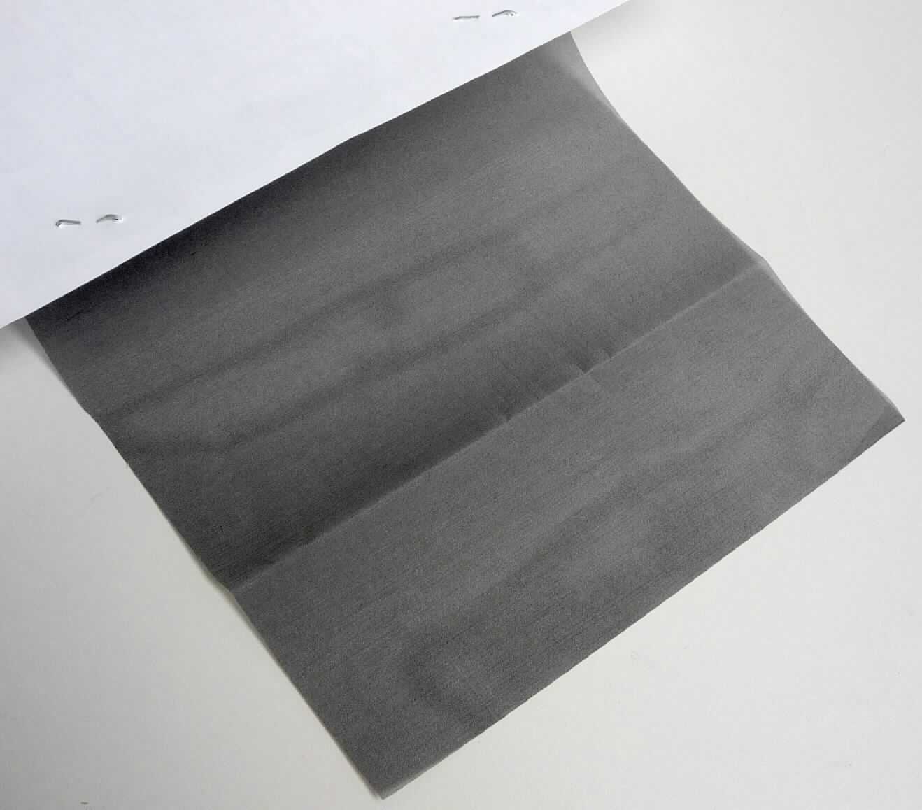 Gewebe, sog. Aaronia-Abschirmungen, Foto siehe Anlage,
- als Meterware auf Rollen; laut Antrag mit einer Breite von 110 cm,
- aus Garnen aus synthetischen Chemiefasern aus laut Antrag Polyester, die mit Metall (laut Antrag Nickel und 
  Kupfer) überzogen sind,
- in Leinwandbindung,
- soll als Abschirmung verwendet werden und wird u. a. zu Vorhängen, Baldachinen usw. verarbeitet.

"Gewebe aus metallisierten Garnen der Position 5605, von der zur Innenausstattung verwendeten Art, anderweit 
 weder genannt noch inbegriffen"
