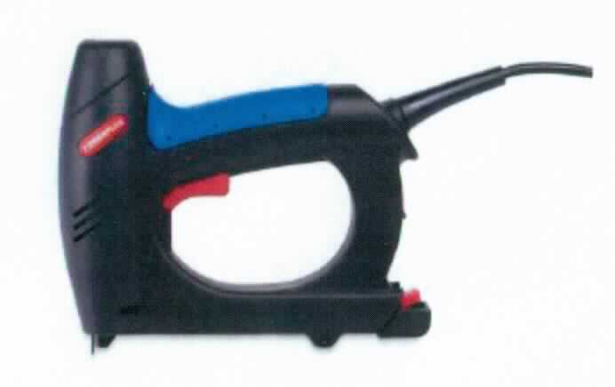 Handelektrotacker EKTA01,
- aus einem von Hand zu führenden Gehäuse mit eingebautem Elektromotor (Leistung: 460 W), 
  Drucksicherung, Netzanschluss und Ein-/Ausschalter (Abbildung siehe Anlage),
- zum Tackern und Nageln,
- in einem zur Aufnahme des Tackers besonders gestalteten und zum dauernden Gebrauch geeigneten 
  Aufbewahrungskoffer, 
- in einer gemeinsamen Verkaufsumschließung mit 200 Klammern (14 mm Länge), 100 Nägeln (15 mm Länge) 
  und einer Bedienungsanleitung (Beipack).
Der Tacker bestimmt den Charakter des Ganzen.

"Von eingebautem Motor betriebenes Werkzeug, von Hand zu führen, keine Ware der TARIC-Codes 8467 11 10 00 bis 8467 29 20 00 (Warenzusammenstellung aus Handelektrotacker -charakterbestimmend- und Beipack) - Handelektrotacker"