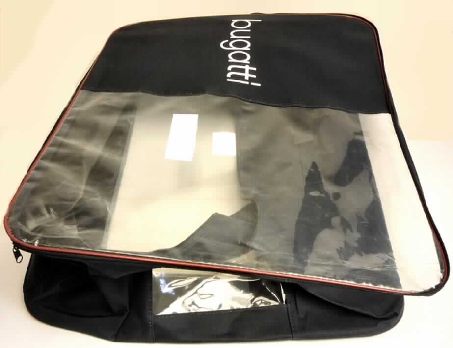 Beutel zu Verpackungszwecken, sog. Tragetasche, Artikel 98975-10, Foto siehe Anlage,
- in den Abmessungen: etwa 62 cm (Breite) x 50 cm (Höhe) x 14 cm (Tiefe),
- bestehend aus:
-- Geweben aus laut Antrag Nylon (synthetischen Chemiefasern), die auf der Innenseite wahrnehmbar mit 
   Kunststoff (augenscheinlich kein Zellkunststoff) überzogen sind (Gewebe der Position 5903),
-- klarsichtiger Kunststofffolie (Meterware des Kapitels 39),
- mit folgendem Aufbau:
-- Vorderseite:
--- links aus klarsichtiger Kunststofffolie (etwa 4/7 der Breite) und rechts aus Gewebe,
-- Rückseite:
--- mittig aus klarsichtiger Kunststofffolie (etwa 4/9 der Fläche) und an den Rändern aus Gewebe,
-- Seitenteile:
--- oberes, unteres und linkes Seitenteil aus Gewebe,
--- links Seitenteil mittig aus klarsichtiger Kunststofffolie (etwa 1/4 der Fläche) und an den Rändern aus Gewebe,
-- die Rückseite und das linke Seitenteil sind zum Teil doppelt gearbeitet (Einschublaschen aus Kunststofffolie),
- an den Rändern mit Draht aus unedlem Metall (mit Kunststoff ummantelt) verstärkt,
- durch Zusammennähen konfektioniert,
- vorn mit dem Schriftzug "bugatti" bedruckt,
- mit einem Griff aus Geweben ausgestattet,
- mit einer entlang der Schmalseiten und der oberen Längsseite verlaufenden Öffnung mit Reißverschluss,
- dient als Aufbewahrungsbehältnis für Bettwaren zum Transport und zur Lagerung bis zum Verkauf,
- wird nach der Gesamtbeschaffenheit nicht vom Warenkreis der Position 4202 erfasst,
- im Hinblick auf den Umfang und den Gesamteindruck verleihen die Gewebe aus Spinnstoffen gegenüber dem
  Kunststoff der Ware ihren wesentlichen Charakter.

"Beutel zu Verpackungszwecken, aus synthetischen Spinnstoffen, anderer als in den Unterpositionen 6305 32 
 bis 6305 33 genannte, aus Geweben"