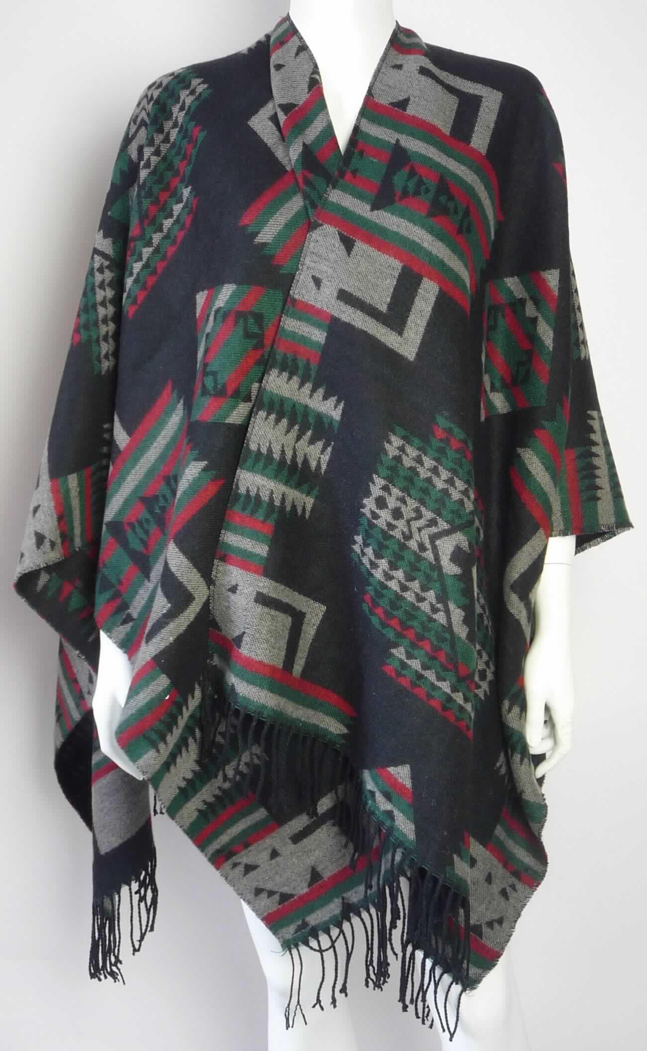 Umschlagtuchähnliche Ware, sog. Poncho 2, Foto siehe Anlage,
- annähernd rechteckig, mit den Abmessungen von laut Antrag ca. 153 cm x 128 cm,
- aus einem ca. 1,2 mm dicken, buntgewebten Gewebe aus laut Antrag 100 % Polyacryl (synthetische 
  Chemiefasern), 
- in der Mitte einer Schmalseite mit einer rechteckigen, etwa bis zur Mitte der Länge reichenden Aussparung;
  an den Rändern durch eine Überwendlichnaht gesäumt,
- an den Längsseiten abgepasst hergestellt und an den Schmalseiten mit ca. 10 cm langen Fransen aus gedrehten 
  Fäden ausgestattet (somit konfektioniert),
- seitlich und vorn offen; die Schultern, Teile der Arme und den Oberkörper bedeckend, somit keine Ware der 
  Position 6202,
- ohne Hinweise auf Handarbeit.

"Umschlagtuchähnliche Ware, aus Geweben, aus synthetischen Chemiefasern, nicht handgearbeitet"