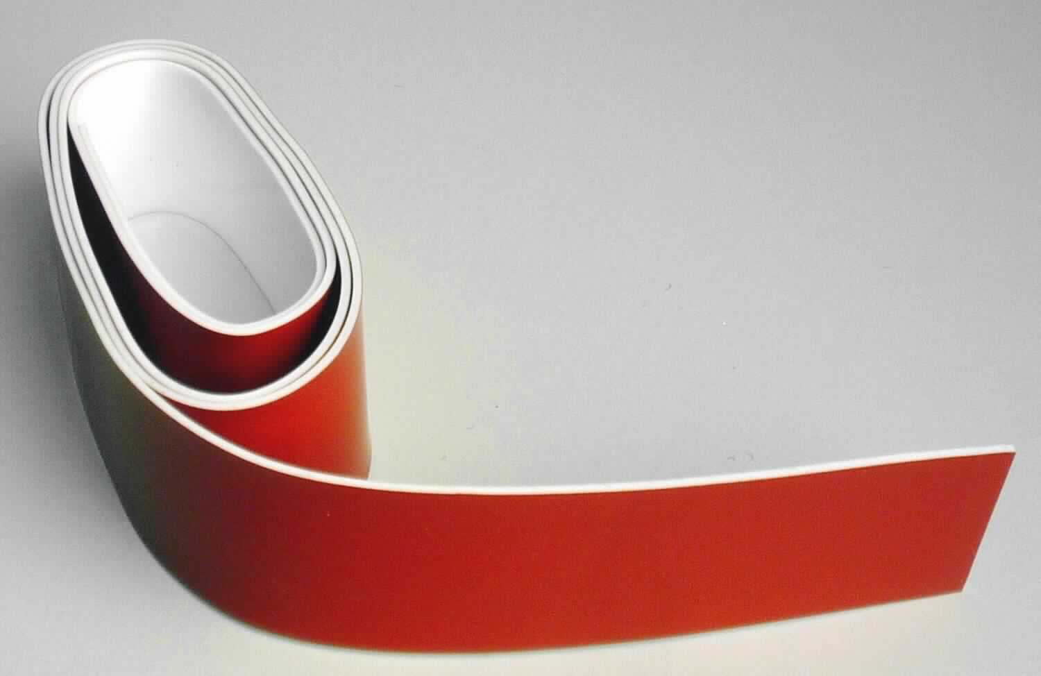 Angaben des Antragstellers:
Silikonkautschukband 29 mm breit, 1,3 mm dick, einseitig mit PTFE (rot) beschichtet
Härte: 45° shore A

Untersuchungsergebnisse an einem Warenmuster:
Abschnitt eines weißen, elastischen Bandes (Breite: ca. 2,9 cm; Dicke: ca. 1,3 mm), das einseitig mit einer dünnen, roten Lage versehen ist.

Befund:
Es liegt ein Kunststoffband, charakterbestimmend aus Silikon, im Sinne der Unterposition 3920 9928 vor.