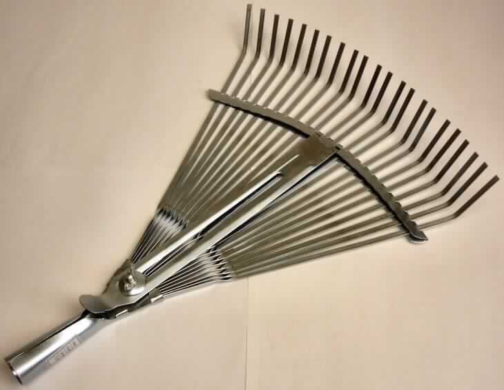 Gartenrechen

- Rechenaufsatz (ohne Stiel)

- - verstellbar für Arbeitsbreiten zwischen 30 und 40 cm

- - mit 22 Zinken

- - aus Stahl

- - zum Bearbeiten von Beet- oder Gartenanlagen

Abbildung siehe Anlage.

Derartige Waren gehören als "Teile von Rechen, mit arbeitendem Teil aus unedlem Metall" zur Coddenummer 8201 3000 00 des Integrierten Zolltarifs der EG (TARIC).