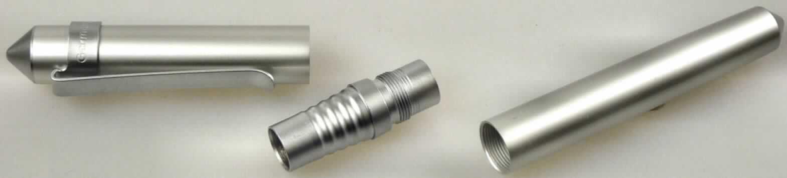 Metallgehäuse eines Füllhalters aus Aluminium, Art.-Nr. 34401, s. Foto.
Das Gehäuse besteht aus einem verschraubten, zweiteiligen Schaft (Maße: 7,5 x 0,9 cm
= L x D) mit einem Schaftende zur Aufnahme einer Tintenpatrone und einer Schaftspitze als
erkennbare Halterung für einen Tintenleiter und einer Schreibfeder (beide nicht Gegenstand
dieser vZTA), aus unedlem Metall.
Auf die Schaftspitze ist eine Schutzkappe mit Klipp aus unedlem Metall (Maße: 5 x 0,9 cm
= L x D) gesteckt. 

Diese Ware ist als "unvollständiger Füllhalter zum Schreiben mit Tinte, aus unedlem
Metall" einzureihen.