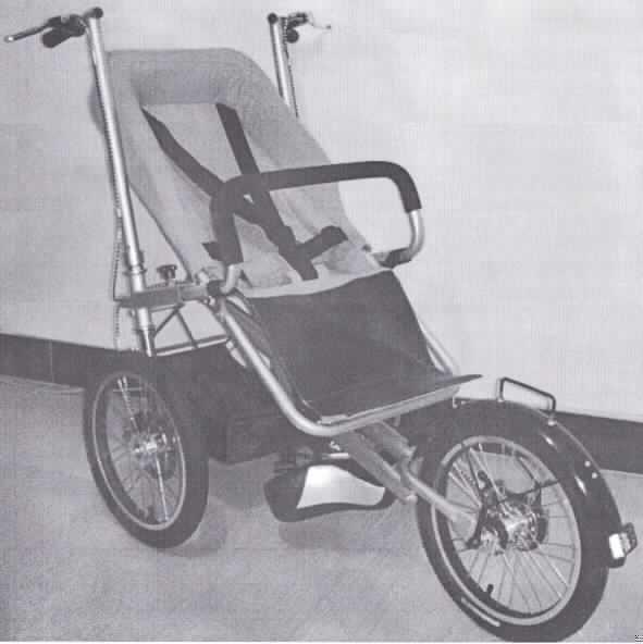 Es handelt sich um eine multifunktionale Ware, die sowohl als Kinderwagen als auch als Fahrrad in Form eines Dreirades zum Transport für Kinder verwendet werden kann und im Wesentlichen aus einem Gestell mit drei Rädern, Schiebe- bzw. Handgriffen mit Bremsen und Pedalen sowie einer Beinauflage, einem Sitz, einem Sicherheitsgurt und einem Sicherheitsbügel für Kinder besteht.
 
Das Erzeugnis ist gemäß AV 3c) in die letztgenannte in Betracht kommende Codenummer und somit als "Kinderwagen" einzureihen.