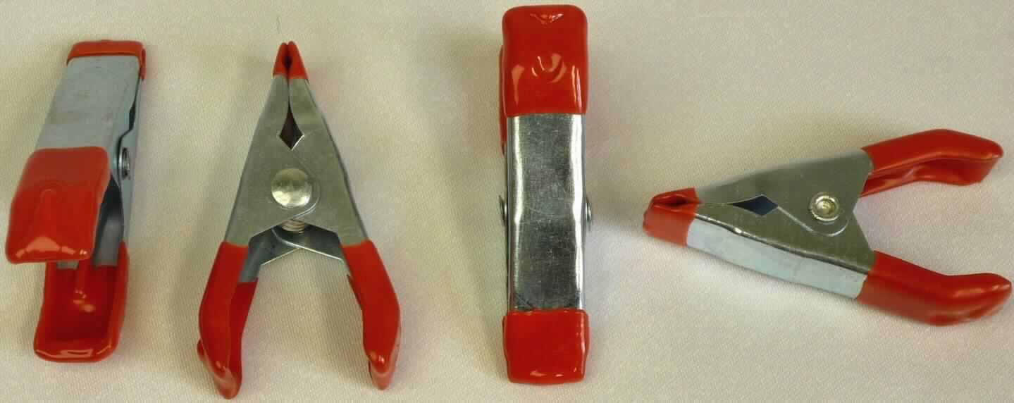 Leimzwingen-Set, bestehend aus

- vier zweischenkligen Federklemmen, im Wesentlichen aus unedlem Metall mit einem dünnen Kunststoffüberzug 
  an den Enden der Klemmbacken und an den Griffenden

- mit einer Länge von 5 cm

- zum Zusammenpressen von Brettern beim Verleimen bestimmt

- in einem Kunststoffbeutel mit Pappaufhänger aufgemacht

Abbildung siehe Anlage.

Derartige Erzeugnisse gehören als "Schraubstöcke, Schraubzwingen und dergleichen, mit arbeitendem Teil aus unedlem Metall" zur Codenummer 8205 7000 00 0 des Zolltarifs (ZT).