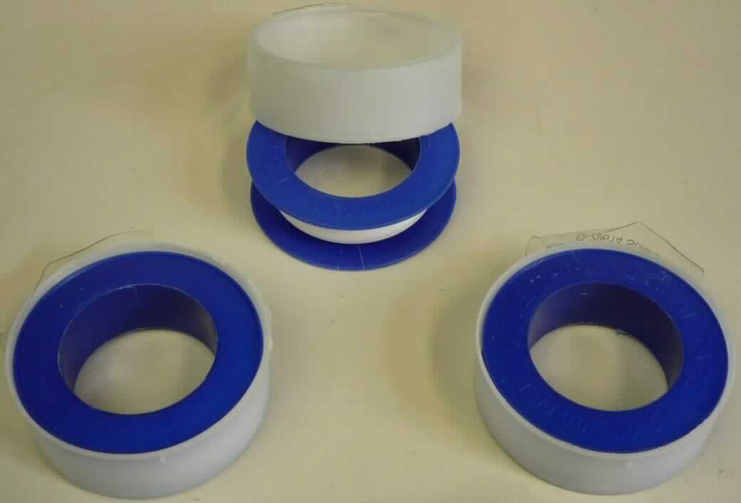 Angaben des Antragstellers:
3-er Set Gewindedichtband PTFE (Thread Seal Tape)
Verpackung: 3-er Set auf Pappe in Kunststoffhülle

Untersuchungsergebnisse an einem Warenmuster:
Weißes, weiches Kunststoffband (Breite: ca. 1,2 cm). Das Band ist auf eine blaue Spule mit weißer Schutzkappe aufgewickelt. Drei Spulen befinden sich in Aufmachung für den Einzelverkauf in einer Kunststoffverpackung mit bunt bedruckter Papprückseite.

Befund:
Es liegt ein Kunststoffband aus Polytetrafluorethylen der Position 3920 vor.