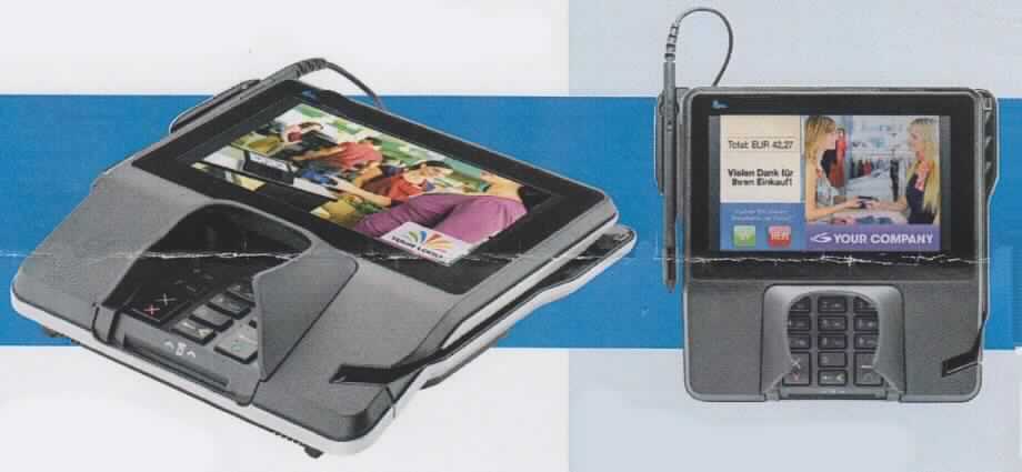 Bezahlterminal (incl. Terminalhalterung und Eingabestift) mit Display zur Abwicklung von Kaufgeschäften mittels elektronischem Zahlungsverkehr (Hauptfunktion der kombinierten Maschine) und als Media-Wiedergabegerät. 

Technische Daten (auszugsweise):
- 400 MHz, 32-Bit-Prozessor incl. Betriebssystem mit Sicherheitserweiterungen, Grafikprozessor 
- 128 MB SDRAM Speicher und 256 Flash
- 7 Zoll kapazitives Farb-Touchdisplay 
  -- für die elektronische Unterschrifterfassung und Kassenbonanzeige
  -- als Informationsdisplay für Werbung (Bild / Ton / Videosequenzen)
- beleuchtete Tastatur und Eingabestift
- Chip- und Magnetkartenleser / NFC (kontaktlos / ISO 14443 A/B)
- Audioausgang zum Anschluss externer Lautsprecher
- Kommunikation per Ethernet 10/100BaseT / USB Host/Device / RS-232 / WiFi/GPRS (auf Anfrage)
- Allgemeine Zulassungen: PCI PTS 3.0 / EMV Level 1 und 2

Das Erzeugnis wird als "Registrierkasse" eingereiht.

Anlage: 1 Abbildung