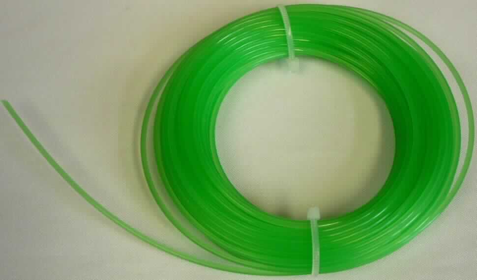 Angaben des Antragstellers:
Grastrimmband (1,65 mm x 15 m) aus Kunststoff
Verpackung: aufgerollt mit Pappanhänger versehen

Untersuchungsergebnisse an einem Warenmuster:
Grünes Kunststoffmonofil aus Polyamid (Durchmesser: ca. 1,67 mm). Das Monofil ist aufgerollt mit einem bunt bedrucktem Pappanhänger für den Einzelverkauf aufgemacht.

Befund:
Es liegt ein Kunststoffmonofil aus Polyamid der Position 3916 vor.