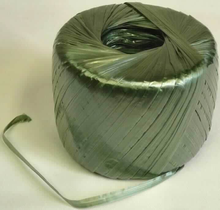 Angaben des Antragstellers:
Garten-Bast, 400 m
Verpackung: aufgerollt in Kunststoffumhüllung

Untersuchungsergebnisse an einem Warenmuster:
Grünes, transparentes, zweilagiges, in Längsrichtung zerfaserndes Kunststoffband (Breite: ca. 1,1 cm; Dicke: ca. 30 µm) aus einem Propylen-Ethylen-Copolymer. Das Band ist zu einem Knäuel aufgewicket und in klarsichtiger Kunststofffolie verpackt.

Befund:
Es liegt ein Kunststoffband aus Polymeren des Propylens der Position 3920 vor.
Aufgrund der Breite ist eine Einreihung in den Abschnitt XI ausgeschlossen.
