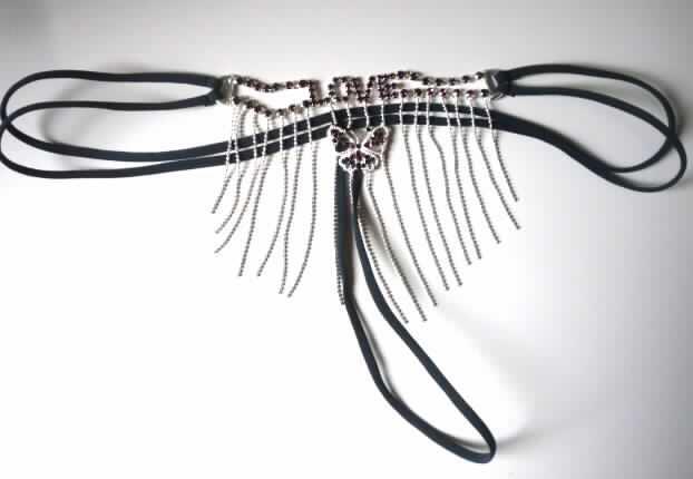 Es handelt sich um Fantasieschmuck, im Wesentlichen bestehend aus 
- elastischen Bändern aus Spinnstoffen, die in Form eines Stringtangas miteinander 
  verbunden sind, und 
- einem verzierenden Einsatz aus unedlem Metall an der Vorderseite, der mit 
  fassettierten Glassteinen besetzt ist.
Der Einsatz besteht aus zwei parallel gelegten Ketten, in die mittig der Schriftzug "LOVE" eingesetzt ist. An den Ketten hängen unterschiedlich lange Kugelketten sowie ein stilisierter Schmetterling.

Die in einer durchsichtigen Kunststofftüte verpackten Erzeugnisse lassen nach Material und Ausstattung erkennen, dass sie hauptsächlich oder ausschließlich dazu bestimmt sind, als Körperschmuck verwendet zu werden.

Abbildung siehe Anlage.

Derartige Erzeugnisse gehören als "anderer Fantasieschmuck aus unedlen Metallen, in Verbindung mit Glas" zur Codenummer 7117 1910 00 des Integrierten Zolltarifs der EG (TARIC).