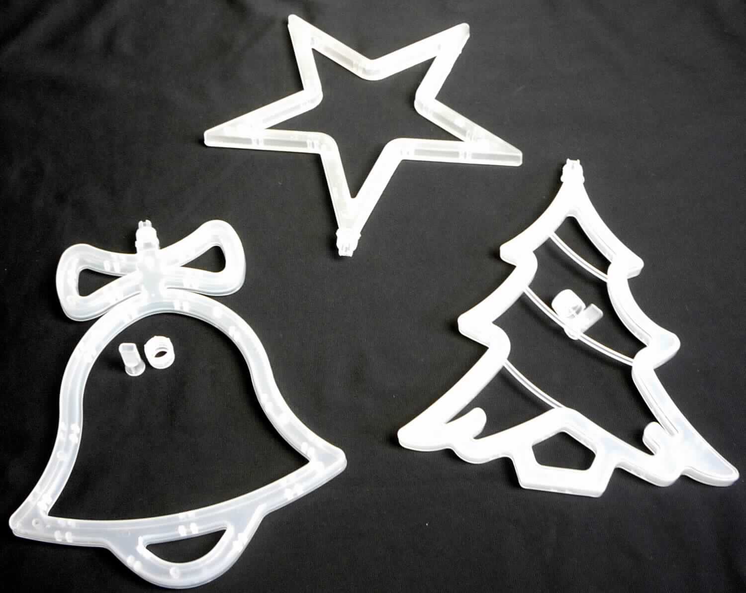 Es handelt sich um drei Erzeugnisse in Form von Rahmen aus lichtdurchlässigem Kunststoff, die dazu bestimmt sind, jeweils eine10er-LED Draht-Lichterkette (nicht Gegenstand der vZTA) aufzunehmen.
Sie liegen in Glocken-, Tannen- und Sternform vor und weisen eine Größe von 22,3 x 16 cm, 22 x 16 cm ( H x B) bzw. 20 cm (d) vor. Sie weisen eine abnehmbare Rückplatte, im Inneren in gleichmäßigem Abstand Kunststoffnasen zur Befestigung der Lichterkette und am oberen Ende ein Schraubgewinde zum Durchfädeln der Lichterkette auf.
Die Waren sind erkennbar zur Verwendung mit einer Lichterkette bestimmt und kennzeichnen sich damit als notwendige Bestandteile von elektrischen Beleuchtungskörpern.

Eine Einreihung der Waren als "Weihnachtsfestartikel" in die Position 9505 kommt aufgrund ihrer neutralen Gestaltung bzw. ihres fehlenden festlichen Bezuges nicht in Betracht.

Die Erzeugnisse sind jeweils in einer transparenten Kunststofftüte verpackt.

Sie sind als "erkennbare Teile eines elektrischen Beleuchtungskörpers, anderweit weder genannt noch inbegriffen, aus Kunststoffen, nicht für zivile Luftfahrzeuge" einzureihen.