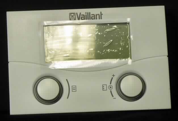 Unvollständiges elektronisches Thermostat, "Regler User Interface geoTHERM (Artikel-Nr. 0020059814), im Wesentlichen bestehend aus einem Kunststoffgehäuse (ca. 147 x 97 x 19mm) mit offener Rückseite, ausgestattet mit einer mit aktiven und passiven Bauelementen bestückten Platine, zwei Bedienelementen in Form von kombinierten Dreh-Druckschaltern, einem LC-Display sowie Ein- und Ausgängen für den Anschluss externer Sensoren (nicht Gegenstand dieser vZTA).
Der Regler ändert automatisch in Abhängigkeit von der von den externen Sensoren gemessenen Temperaturen (Außen- und Innentemperatur; Istwert) und der vom Benutzer eingestellten Solltemperatur und eventuell vom Bediener am Regler auszuwählender und einstellbarer Parameter (z.B. Zeitvorgaben) den Betrieb einer Wärmepumpe (nicht Gegenstand dieser vZTA).
Die Ware wird als "elektronisches Gerät zum Regeln der Temperatur (Thermostat), nicht für zivile Luftfahrzeuge bestimmt" eingereiht.

Abbildung: siehe Anlage