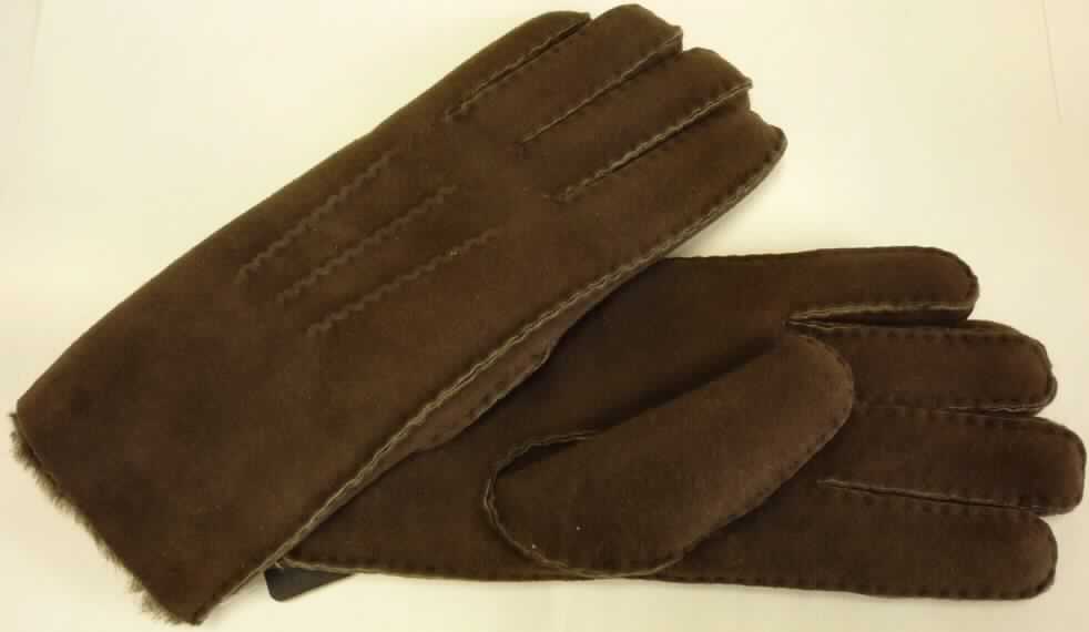 Bekleidungszubehör aus Pelzfellen, sog. Herrenfingerhandschuhe "Dinner Plain Gloves",
Foto siehe Anlage,
- in Form von Fingerhandschuhen,
- aus mit dem Haarkleid gegerbten Fellstücken von Schafen (laut Antrag) zusammengenäht,
- die Fellseite bildet das Innere und die Lederseite die Außenseiten der Handschuhe,
- am Bund mit nach außen gedrehter Fellseite (Stulpe).

"Bekleidungszubehör (Handschuhe), aus Pelzfellen von Schafen"