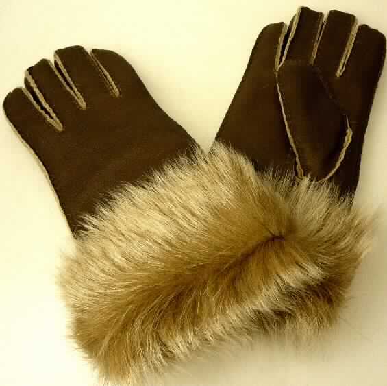 Bekleidungszubehör aus Pelzfellen, sog. Frauenfingerhandschuhe "Nappa Finish Taroona Gloves",
Foto siehe Anlage,
- in Form von Fingerhandschuhen,
- aus mit dem Haarkleid gegerbten Fellstücken von Schafen (laut Antrag) zusammengenäht,
- die Fellseite bildet das Innere und die Lederseite die Außenseiten der Handschuhe,
- am Bund mit einem angenähten Besatz aus Pelzfellen mit langen Haaren.

"Bekleidungszubehör (Handschuhe), aus Pelzfellen von Schafen"
