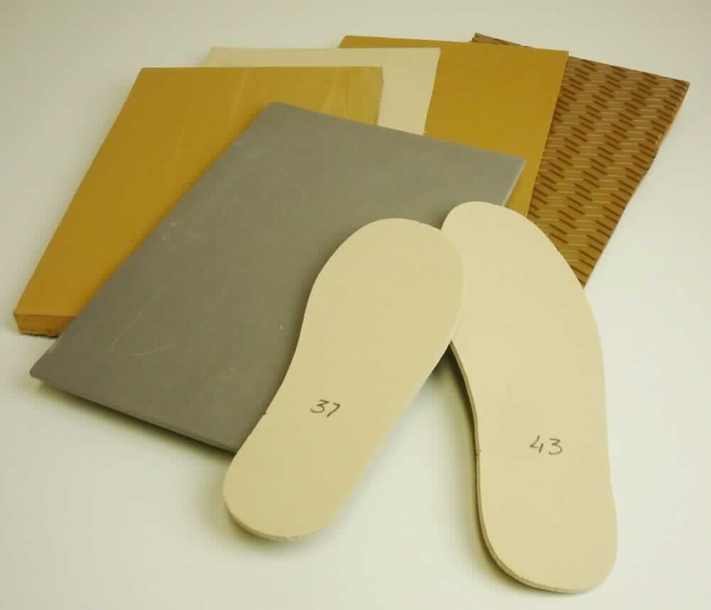 Angaben des Antragstellers:
Kunststoff-Platten, die ausschließlich zur Produktion von Hausschuhsohlen und Flip-Flops bestimmt sind. Die rechteckigen Platten liegen in verschiedenen Abmessungen sowie mit und ohne Oberflächenbearbeitung vor.

Feststellungen an Warenmustern:
Es wurden mehrere rechteckige, leicht geschäumte Platten mit und ohne Oberflächenbearbeitung in verschiedenen Farben (grau, beige, hellbraun, terrakotta) aus Polyethylen vorgelegt.

Befund:
Es handelt sich um Platten aus Zellkunststoff im Sinne der Unterposition (KN) 3921 1900.