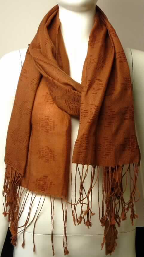 Schal, sog. Frauenschal, Fainters Falls scarf, in Erwachsenengröße, Foto siehe Anlage,
- in den Abmessungen: ca. 65 cm x 180 cm,
- aus Geweben aus lt. Antrag 100 % Merinowolle,
- an den Längsseiten mit echten Webkanten, an den Schmalseiten mit Fransen,
- abgepasst hergestellt und gebrauchsfertig (somit konfektioniert),
- nicht handgearbeitet.

"Schal, aus Geweben, aus Wolle, nicht handgearbeitet"