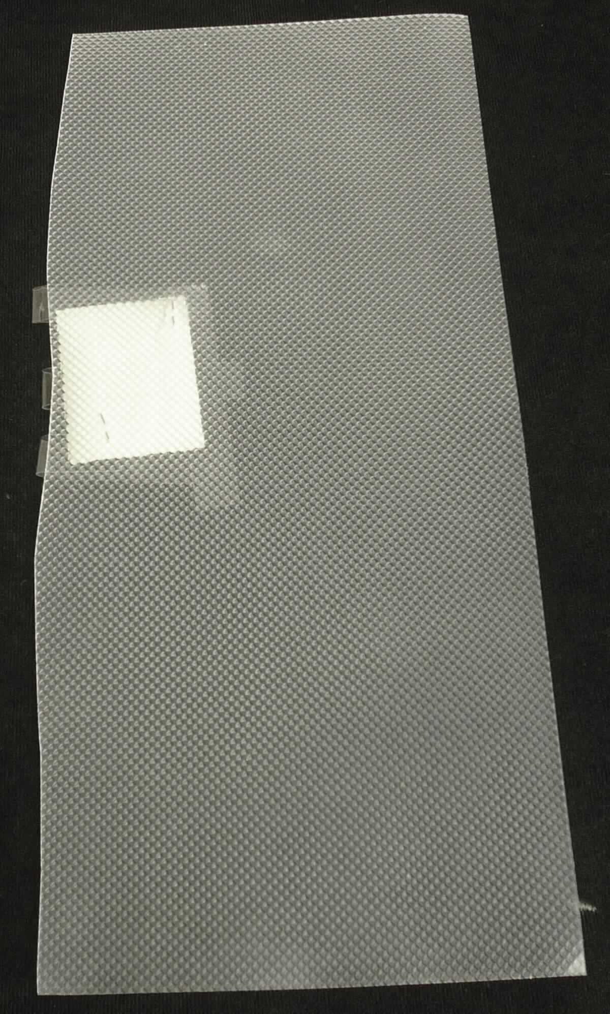 Angaben des Antragstellers:
Antirutschmatte in den Abmessungen 30 x 100 cm, transparent aus Ethylenvinylacetat (EVA)

Untersuchungsergebnisse am Warenmuster:
Abschnitt einer leicht trüben, transparenten Kunststofffolie mit einseitiger, pyramidenförmiger Oberflächenstruktur. Die Folie ist ca. 0,6 mm dick.

Befund:
Es liegt eine Kunststofffolie aus einem Ethylen-Vinylacetat-Copolymer im Sinne der Codenummer 3920 1089 900 vor.