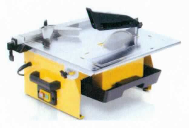Fliesenschneidemaschine FLSD02,
- aus Schneidetisch, Diamant-Sägeblatt, Messskala, Schutzabdeckung, Parallelanschlag, Ein-/
  Ausschalter, Kippvorrichtung und Wasserwanne (Abbildung siehe Anlage),
- zum Schneiden (Sägen) von Keramik- oder Steinfliesen bis zu einer Stärke von 34 mm.

"Werkzeugmaschine zum Bearbeiten von keramischen Waren, Sägemaschine - Fliesenschneidemaschine"