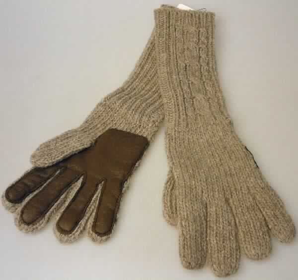Fingerhandschuhe, sog. Frauenfingerhandschuh lang, Cape Conran Gloves, Foto siehe Anlage,
- als Fünffingerhandschuhe gearbeitet,
- aus Gewirken (nach dem Umfang charakterbestimmend) aus lt. Antrag 100 % Merinowolle,
  nicht mit Kunststoff oder Kautschuk getränkt, bestrichen oder überzogen, mit einem 
  aufgenähten Zuschnitt aus Leder im Innenhandbereich. 

"Fingerhandschuhe, aus Gewirken, nicht mit Kunststoff oder Kautschuk getränkt, bestrichen
 oder überzogen, aus Wolle"