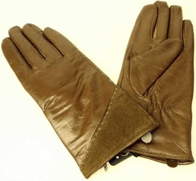 Handschuhe aus Leder, sog. Frauenfingerhandschuhe "Wattle Hill Glove", Foto siehe Anlage,
- als Fünffingerhandschuhe gearbeitet, 
- aus Leder (laut Antrag von Schafen),
- mit einem Gestricke aus Spinnstoffen gefüttert,
- in Höhe des Handgelenks mit einem eingearbeiteten, elastischen Band,
- ohne funktionelle Merkmale von Schutzhandschuhen.

"Bekleidungszubehör (Fingerhandschuhe), aus Leder, 
 keine Spezialsport- oder Schutzhandschuhe"