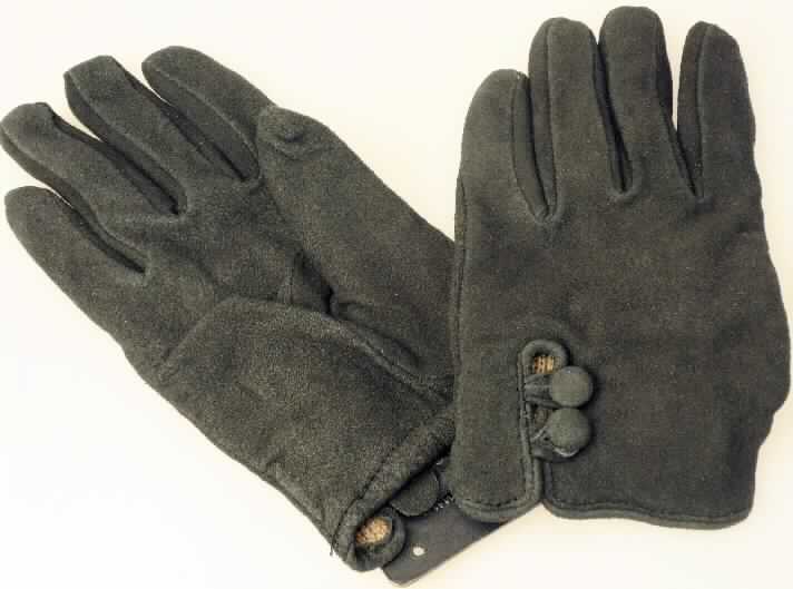 Handschuhe aus Leder, sog. Frauenfingerhandschuhe "Emita Suede Glove", 
Foto siehe Anlage,
- als Fünffingerhandschuhe gearbeitet, 
- aus Leder (laut Antrag von Schafen),
- mit einem Gestricke aus Spinnstoffen gefüttert,
- an der Öffnung mit einem ca. 4 cm langen Einschnitt,
  der mittels zweier Knöpfe mit Laschen verengt werden kann,
- ohne funktionelle Merkmale von Schutzhandschuhen.

"Bekleidungszubehör (Fingerhandschuhe), aus Leder, 
 keine Spezialsport- oder Schutzhandschuhe"