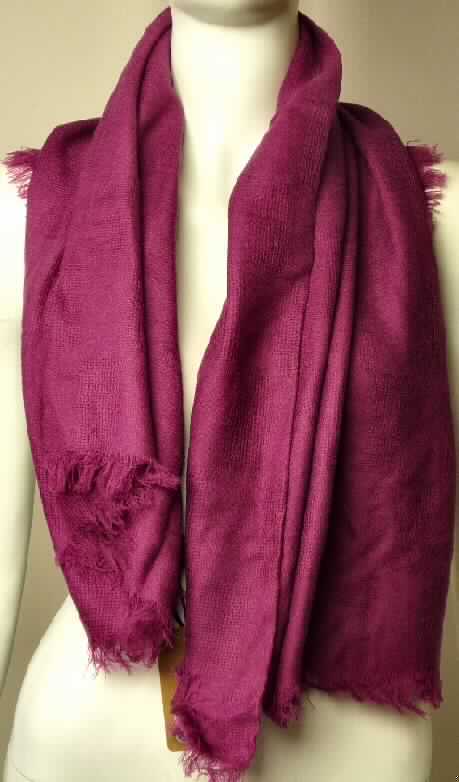 Schal, sog. Frauenschal W02106, Walwa scarf, in Erwachsenengröße, Foto siehe Anlage,
- in den Abmessungen: ca. 100 cm x 108 cm,
- aus Geweben aus lt. Antrag 100 % Merinowolle,
- an allen Seiten mit Fransen aus nicht gebundenen Kett- und Schussfäden ausgestattet
  (somit konfektioniert),
- nicht handgearbeitet.

"Schal, aus Geweben, aus Wolle, nicht handgearbeitet"