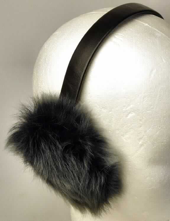 Bekleidungszubehör aus Pelzfellen, sog. Damenohrwärmer "Kiewa Earmuff", Foto siehe Anlage,
Ohrenwärmer, bestehend aus
- einem ca. 30 cm langen und ca. 2 cm breiten, halbrund gebogenen Kunststoffstreifen,
- - mit Leder überzogen,
- runden Kunststoffringen, die jeweils an den beiden Enden des Streifens befestigt sind,
- runden Zuschnitten aus Pelzfellen von Schafen (laut Antrag),
- - als äußere Teile auf den Ringen aus Kunststoff befestigt,
- - mit Schaumstoff unterfüttert,
- die Teile aus Pelzfellen gehen über den Umfang eines einfachen Besatzes hinaus, 
  somit Einreihung als Bekleidungszubehör in die Position 4303,
- in einem zur Verpackung der Waren üblichen Karton mit Sichtfenster eingesteckt.

"Bekleidungszubehör (Ohrenwärmer), aus Pelzfellen von Schafen"