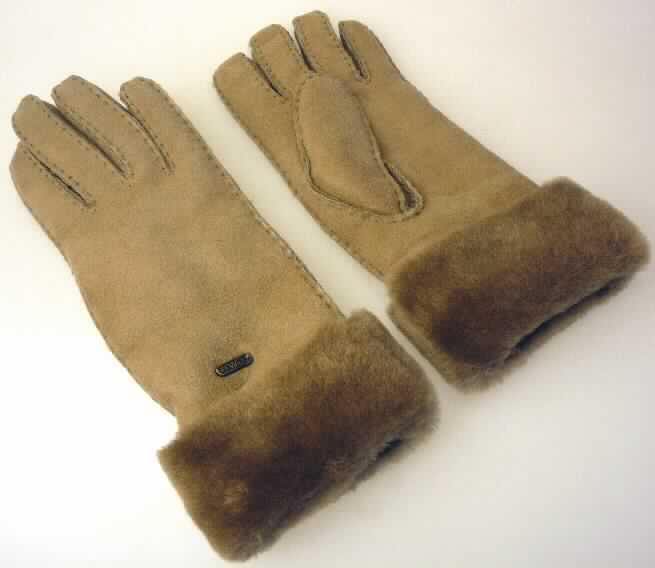 Bekleidungszubehör aus Pelzfellen, sog. Fingerhandschuhe "Yallingup water resistant gloves", 
Foto siehe Anlage,
- in Form von Fingerhandschuhen,
- aus mit dem Haarkleid gegerbten Fellstücken von Schafen (laut Antrag) zusammengenäht,
- die Fellseite bildet das Innere und die Lederseite die Außenseiten der Handschuhe,
- am Bund mit nach außen gedrehter Fellseite (Stulpe),
- in einem zur Verpackung der Waren üblichen Karton mit Schiebedeckel eingesteckt.

"Bekleidungszubehör (Handschuhe), aus Pelzfellen von Schafen"
