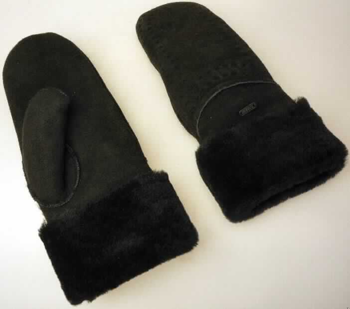 Bekleidungszubehör aus Pelzfellen, sog. Handschuhe "Millbridge Water Resistant Mittens",
Foto siehe Anlage,
- in Form von Fausthandschuhen mit Daumen,
- aus mit dem Haarkleid gegerbten Fellstücken von Schafen (laut Antrag) zusammengenäht,
- die Fellseite bildet das Innere und die Lederseite die Außenseiten der Handschuhe,
- am Bund mit nach außen gedrehter Fellseite (Stulpe),
- in einem zur Verpackung der Waren üblichen Karton mit Schiebedeckel eingesteckt.

"Bekleidungszubehör (Handschuhe), aus Pelzfellen von Schafen"