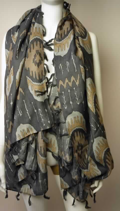 Schal, sog. Frauenschal, Akaroa Sarong, in Erwachsenengröße, Foto siehe Anlage,
- in den Abmessungen: ca. 100 cm x 175 cm,
- aus Geweben aus lt. Antrag 100 % Merinowolle,
- an allen Rändern durch Umschlagen und Festnähen gesäumt (konfektioniert) und mit
  angeknoteten Fransen versehen,
- nicht handgearbeitet.

"Schal, aus Geweben, aus Wolle, nicht handgearbeitet"