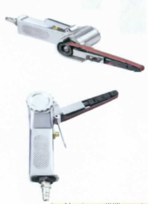 Sog. Druckluft-Bandschleifer DLBS01,
- aus einem von Hand zu führenden Gehäuse mit Druckluftanschluss, mit Schleifarm und Abzughebel 
  (Abbildung siehe Anlage),
- zum Schleifen, Entgraten, Polieren von Holz, Kunststoff, Aluminium und Metall,
- in einer gemeinsamen Verkaufsumschließung mit 3 Schleifbändern (Abmessungen: 10 x 330 mm) 
  mit unterschiedlicher Körnung (Beipack).
Der Druckluft-Bandschleifer bestimmt den Charakter des Ganzen.

"Pneumatisches Werkzeug, von Hand zu führen, nicht rotierend (Warenzusammenstellung aus Druckluft-Bandschleifer -charakterbestimmend- und Beipack) - sog. Druckluft-Bandschleifer"