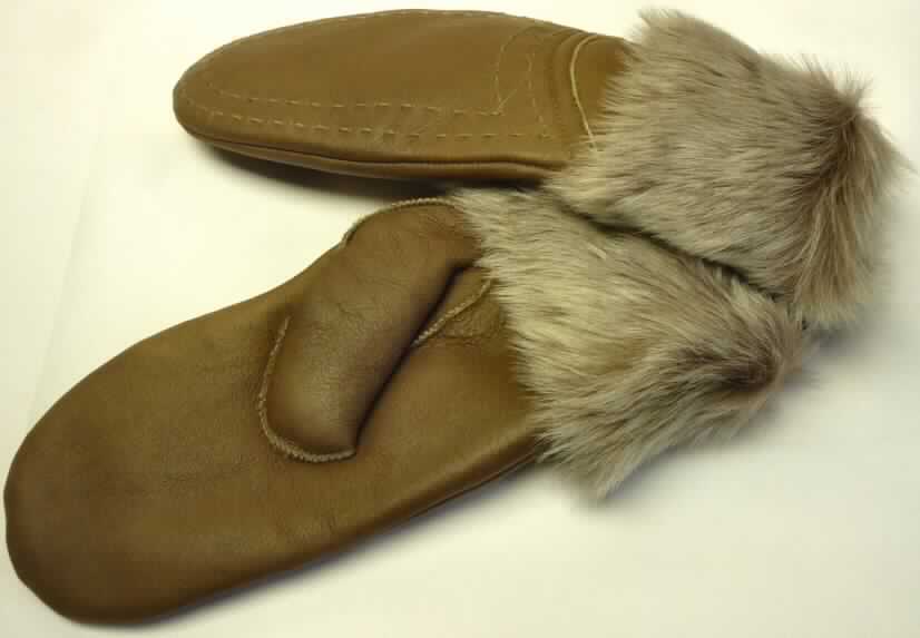 Bekleidungszubehör aus Pelzfellen, sog. Frauenfausthandschuhe "Nappa Finish Beechford 
Mitten", Foto siehe Anlage,
- in Form von Fausthandschuhen mit Daumen,
- aus mit dem Haarkleid gegerbten Fellstücken von Schafen (laut Antrag) zusammengenäht,
- die Fellseite bildet das Innere und die Lederseite die Außenseiten der Handschuhe,
- am Bund mit einem angenähten Besatz aus Pelzfellen mit langen Haaren.

"Bekleidungszubehör (Handschuhe), aus Pelzfellen von Schafen"