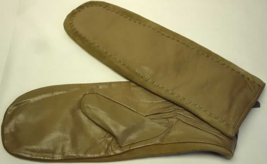 Handschuhe aus Leder, sog. Frauenfausthandschuhe "Licola Mittens", Foto siehe Anlage,
- als Fausthandschuhe mit Daumen gearbeitet, 
- aus Leder (laut Antrag von Schafen),
- mit einem Gestricke aus Spinnstoffen gefüttert,
- in Höhe des Handgelenks mit einem eingearbeiteten, elastischen Band,
- ohne funktionelle Merkmale von Schutzhandschuhen.

"Bekleidungszubehör (Fausthandschuhe), aus Leder, 
 keine Spezialsport- oder Schutzhandschuhe"