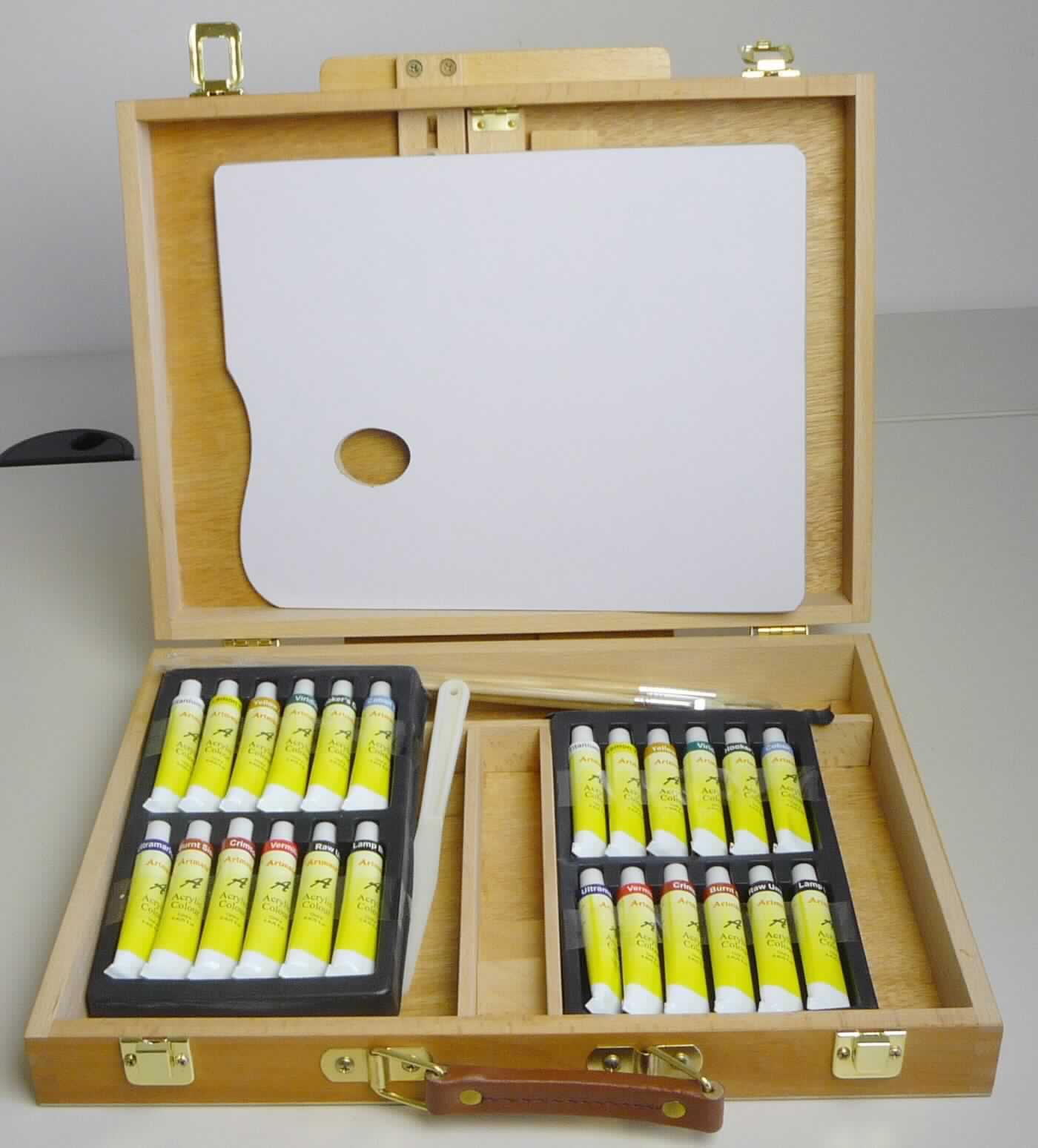 Warenzusammenstellung, bestehend aus einem handkofferähnlichen Behältnis und verschiedenen Malutensilien,
sog. Holzbox mit Malutensilien für den Künstlerbedarf, Foto siehe Anlage,
- in Aufmachung für den Einzelverkauf (gemeinsam in einem bunt bedruckten Karton verpackt),
- zur Befriedigung eines speziellen Bedarfs zusammengestellt,
- handkofferähnliches Behältnis: 
- - vollständig aus Holz gefertigt,
- - mit einem Handtragegriff,
- - mit zwei Bügelschlössern zu öffnen,
- - mit drei im Kofferboden eingesetzten Leisten zur Unterteilung ausgestattet,
- - mit einem aufklappbaren Kofferdeckel, der einen höhenverstellbaren Leinwandhalter beinhaltet und als Mal-
    unterlage (Staffelei) genutzt werden kann,
- - in den Abmessungen: ca. 38 cm (Breite) x 28 cm (Tiefe) x 7 cm (Höhe),
- - ohne Hinweise auf Handarbeit,
- - dient der Aufbewahrung und dem Transport von Malutensilien,
- Malutensilien:
- - 24 Tuben (je 12 ml) mit unterschiedlichen Acrylfarben,
- - vier Pinsel zum Auftragen der Acrylfarben,
- - ein Spatel aus Kunststoff,
- - eine Mischpalette aus Holz mit einer Aussparung zum Halten der Palette,
- im Hinblick auf die Verwendung sind das handkofferähnliche Behältnis und die einzelnen Malutensilien als
  gleichbedeutend anzusehen; im Hinblick auf den Wert und den Umfang bestimmt jedoch das handkoffer-
  ähnliche Behältnis den Charakter der Warenzusammenstellung.

"Handkofferähnliches Behältnis, mit Außenseite aus anderen Stoffen als in den Unterpositionen 4202 1110
 bis 4202 1910 genannte, nicht handgearbeitet"