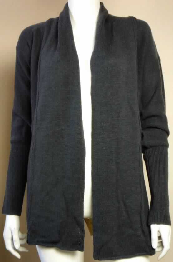 Strickjacke, sog. Frauenjacke, Ocean Reef Cardigan, Größe S, Foto siehe Anlage,
- aus ca. 2,1 mm dicken Gewirken aus lt. Antrag 100 % Merinowolle,
- über die Taille reichend (Rückenlänge: ca. 54 cm), vorn etwas länger gearbeitet,
- mit Kragen,
- vorn mit einer durchgehenden Öffnung ohne Verschluss,
- ohne Hinweis auf den Trägerkreis (unisex),
- mit langen Ärmeln,
- ohne Formfestigkeit, somit keine Jacke der Position 6104,
- am unteren Rand abgepasst gewirkt.

"Strickjacke, aus Gewirken, aus Wolle, für Frauen"