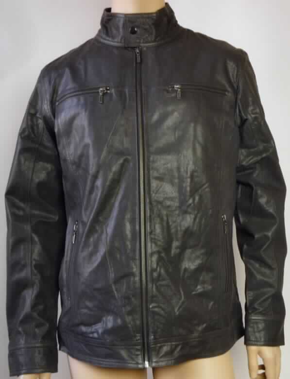 Kleidung aus Leder, Herrenjacke, sog. Dromana Jacket, Foto siehe Anlage, 
- ganz aus Leder (lt. Antrag Schafleder),
- über die Taille reichend (Rückenlänge ca. 70 cm), 
- mit einem Stehkragen, 
- mit langen Ärmeln, 
- vorn mit einer durchgehenden Öffnung mit einem Reißverschluss,
- mit Seitentaschen und zwei Brusttaschen, 
- gefüttert.

"Kleidung aus Leder"